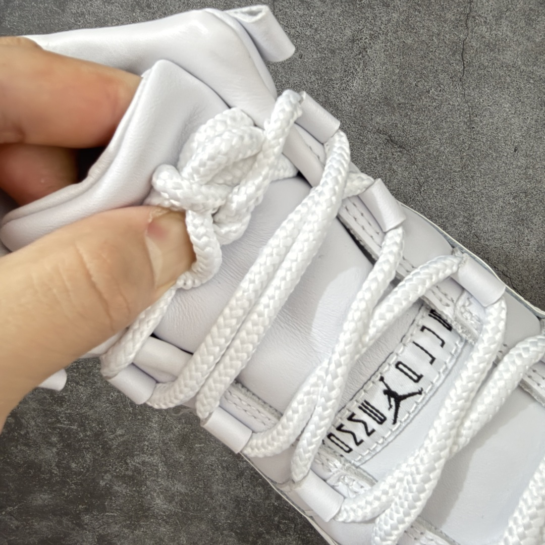 图片[6]-【OG纯原】Comme Ces Garçons × Air Jordan 11 High CDG x AJ11 高帮 联名白色 AJ11 乔11 高邦 联名白色 乔丹篮球鞋系列 原楦原档案数据开模打造 原厂中底拉帮钢印 原厂漆皮 防冻不开裂 头层皮料 原装鞋撑 水晶大底正确色度色泽 原楦原数据刺绣 原厂车缝走线及对位 毫厘不差 飞人logo采用原数据电脑刺绣 原装正品碳纤维真实碳板 增强抗扭 原内标 原盒标 正确官方原盒 原厂防氧化水晶外底 原厂配套厂全掌solo气垫 鞋款整体以纯白优质皮革打造，搭配经典白色漆皮材质覆盖层，展现出不错的整体性设计；后跟依然使用经典的数字\”二三\”并且采用白色进行点缀，鞋跟侧身Jumpman Logo以压印方式呈现，自带一种简约高贵的气质；后跟内侧和鞋垫上印着\”Comme Ces Garcons Homme Plus\”联名标识，彰显联名身份；鞋带孔辅以白色绣标上点缀黑色迷你Jumpxman Logo刺绣，营造出奢华的氛围，最后以白色中底、大面积碳板和乳白色透明水晶外底及Jfumpman Logo完善整体设计收尾。 货号：IV7639-100（2026.09发售） 尺码：40-47.5-选品中心
