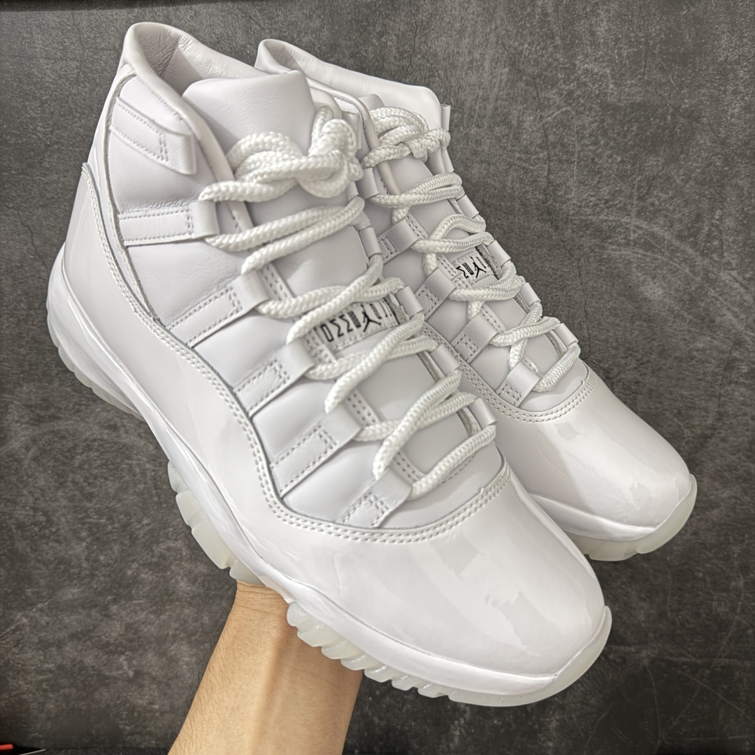 【OG纯原】Comme Ces Garçons × Air Jordan 11 High CDG x AJ11 高帮 联名白色 AJ11 乔11 高邦 联名白色 乔丹篮球鞋系列 原楦原档案数据开模打造 原厂中底拉帮钢印 原厂漆皮 防冻不开裂 头层皮料 原装鞋撑 水晶大底正确色度色泽 原楦原数据刺绣 原厂车缝走线及对位 毫厘不差 飞人logo采用原数据电脑刺绣 原装正品碳纤维真实碳板 增强抗扭 原内标 原盒标 正确官方原盒 原厂防氧化水晶外底 原厂配套厂全掌solo气垫 鞋款整体以纯白优质皮革打造,搭配经典白色漆皮材质覆盖层,展现出不错的整体性设计;后跟依然使用经典的数字\