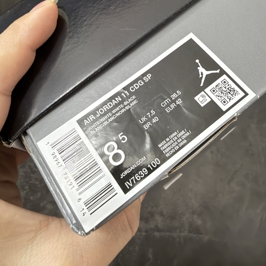 图片[12]-【OG纯原】Comme Ces Garçons × Air Jordan 11 High CDG x AJ11 高帮 联名白色 AJ11 乔11 高邦 联名白色 乔丹篮球鞋系列 原楦原档案数据开模打造 原厂中底拉帮钢印 原厂漆皮 防冻不开裂 头层皮料 原装鞋撑 水晶大底正确色度色泽 原楦原数据刺绣 原厂车缝走线及对位 毫厘不差 飞人logo采用原数据电脑刺绣 原装正品碳纤维真实碳板 增强抗扭 原内标 原盒标 正确官方原盒 原厂防氧化水晶外底 原厂配套厂全掌solo气垫 鞋款整体以纯白优质皮革打造，搭配经典白色漆皮材质覆盖层，展现出不错的整体性设计；后跟依然使用经典的数字\”二三\”并且采用白色进行点缀，鞋跟侧身Jumpman Logo以压印方式呈现，自带一种简约高贵的气质；后跟内侧和鞋垫上印着\”Comme Ces Garcons Homme Plus\”联名标识，彰显联名身份；鞋带孔辅以白色绣标上点缀黑色迷你Jumpxman Logo刺绣，营造出奢华的氛围，最后以白色中底、大面积碳板和乳白色透明水晶外底及Jfumpman Logo完善整体设计收尾。 货号：IV7639-100（2026.09发售） 尺码：40-47.5-选品中心