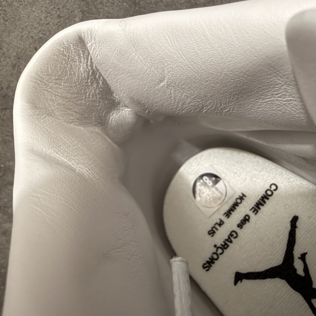 图片[8]-【OG纯原】Comme Ces Garçons × Air Jordan 11 High CDG x AJ11 高帮 联名白色 AJ11 乔11 高邦 联名白色 乔丹篮球鞋系列 原楦原档案数据开模打造 原厂中底拉帮钢印 原厂漆皮 防冻不开裂 头层皮料 原装鞋撑 水晶大底正确色度色泽 原楦原数据刺绣 原厂车缝走线及对位 毫厘不差 飞人logo采用原数据电脑刺绣 原装正品碳纤维真实碳板 增强抗扭 原内标 原盒标 正确官方原盒 原厂防氧化水晶外底 原厂配套厂全掌solo气垫 鞋款整体以纯白优质皮革打造，搭配经典白色漆皮材质覆盖层，展现出不错的整体性设计；后跟依然使用经典的数字\”二三\”并且采用白色进行点缀，鞋跟侧身Jumpman Logo以压印方式呈现，自带一种简约高贵的气质；后跟内侧和鞋垫上印着\”Comme Ces Garcons Homme Plus\”联名标识，彰显联名身份；鞋带孔辅以白色绣标上点缀黑色迷你Jumpxman Logo刺绣，营造出奢华的氛围，最后以白色中底、大面积碳板和乳白色透明水晶外底及Jfumpman Logo完善整体设计收尾。 货号：IV7639-100（2026.09发售） 尺码：40-47.5-选品中心