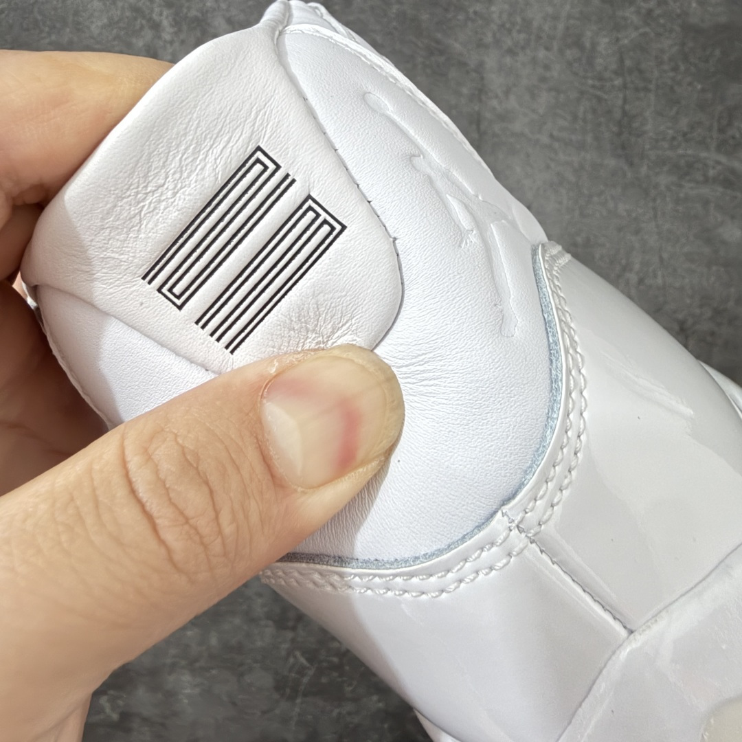 图片[2]-【OG纯原】Comme Ces Garçons × Air Jordan 11 High CDG x AJ11 高帮 联名白色 AJ11 乔11 高邦 联名白色 乔丹篮球鞋系列 原楦原档案数据开模打造 原厂中底拉帮钢印 原厂漆皮 防冻不开裂 头层皮料 原装鞋撑 水晶大底正确色度色泽 原楦原数据刺绣 原厂车缝走线及对位 毫厘不差 飞人logo采用原数据电脑刺绣 原装正品碳纤维真实碳板 增强抗扭 原内标 原盒标 正确官方原盒 原厂防氧化水晶外底 原厂配套厂全掌solo气垫 鞋款整体以纯白优质皮革打造，搭配经典白色漆皮材质覆盖层，展现出不错的整体性设计；后跟依然使用经典的数字\”二三\”并且采用白色进行点缀，鞋跟侧身Jumpman Logo以压印方式呈现，自带一种简约高贵的气质；后跟内侧和鞋垫上印着\”Comme Ces Garcons Homme Plus\”联名标识，彰显联名身份；鞋带孔辅以白色绣标上点缀黑色迷你Jumpxman Logo刺绣，营造出奢华的氛围，最后以白色中底、大面积碳板和乳白色透明水晶外底及Jfumpman Logo完善整体设计收尾。 货号：IV7639-100（2026.09发售） 尺码：40-47.5-选品中心