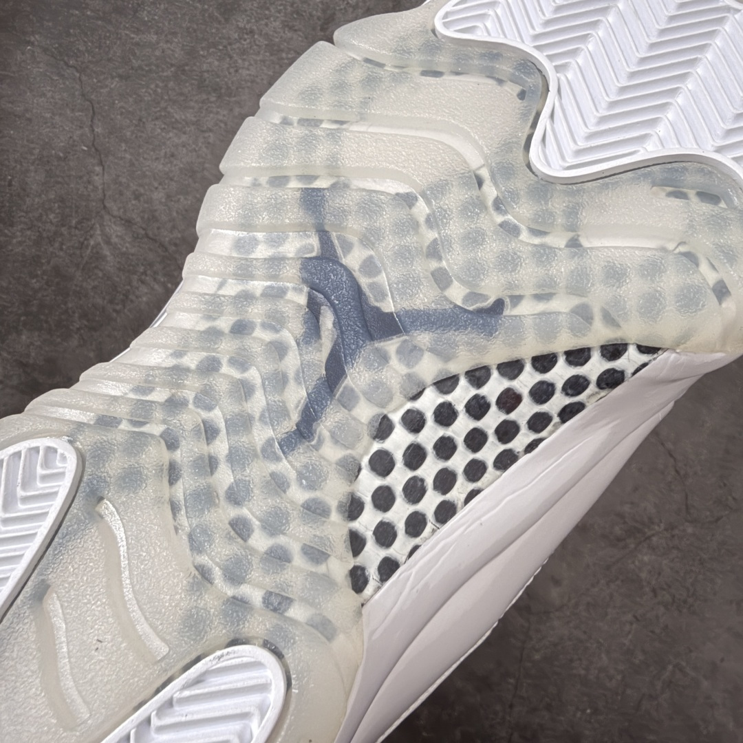 图片[11]-【OG纯原】Comme Ces Garçons × Air Jordan 11 High CDG x AJ11 高帮 联名白色 AJ11 乔11 高邦 联名白色 乔丹篮球鞋系列 原楦原档案数据开模打造 原厂中底拉帮钢印 原厂漆皮 防冻不开裂 头层皮料 原装鞋撑 水晶大底正确色度色泽 原楦原数据刺绣 原厂车缝走线及对位 毫厘不差 飞人logo采用原数据电脑刺绣 原装正品碳纤维真实碳板 增强抗扭 原内标 原盒标 正确官方原盒 原厂防氧化水晶外底 原厂配套厂全掌solo气垫 鞋款整体以纯白优质皮革打造，搭配经典白色漆皮材质覆盖层，展现出不错的整体性设计；后跟依然使用经典的数字\”二三\”并且采用白色进行点缀，鞋跟侧身Jumpman Logo以压印方式呈现，自带一种简约高贵的气质；后跟内侧和鞋垫上印着\”Comme Ces Garcons Homme Plus\”联名标识，彰显联名身份；鞋带孔辅以白色绣标上点缀黑色迷你Jumpxman Logo刺绣，营造出奢华的氛围，最后以白色中底、大面积碳板和乳白色透明水晶外底及Jfumpman Logo完善整体设计收尾。 货号：IV7639-100（2026.09发售） 尺码：40-47.5-选品中心