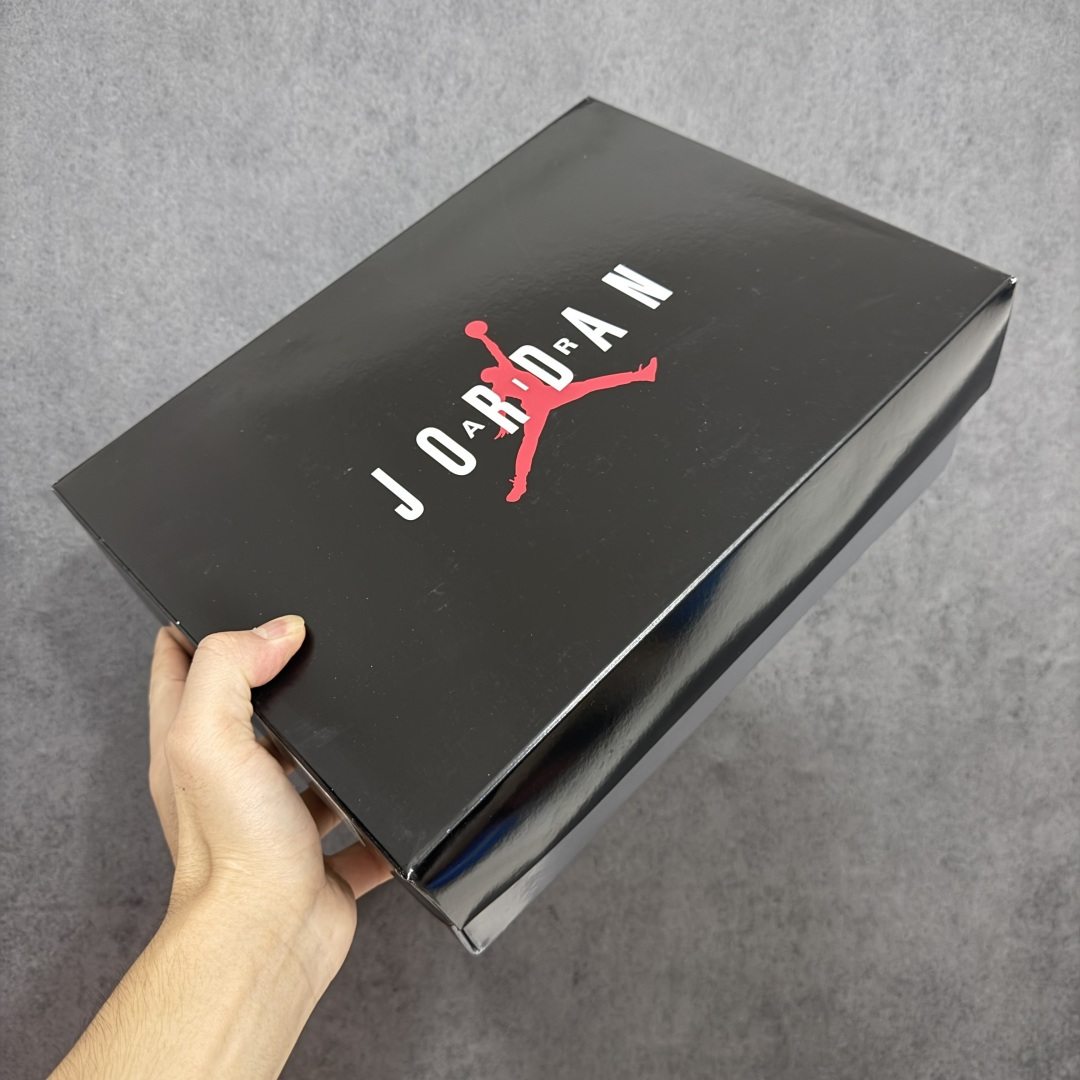 图片[13]-【OG纯原】Comme Ces Garçons × Air Jordan 11 High CDG x AJ11 高帮 联名白色 AJ11 乔11 高邦 联名白色 乔丹篮球鞋系列 原楦原档案数据开模打造 原厂中底拉帮钢印 原厂漆皮 防冻不开裂 头层皮料 原装鞋撑 水晶大底正确色度色泽 原楦原数据刺绣 原厂车缝走线及对位 毫厘不差 飞人logo采用原数据电脑刺绣 原装正品碳纤维真实碳板 增强抗扭 原内标 原盒标 正确官方原盒 原厂防氧化水晶外底 原厂配套厂全掌solo气垫 鞋款整体以纯白优质皮革打造，搭配经典白色漆皮材质覆盖层，展现出不错的整体性设计；后跟依然使用经典的数字\”二三\”并且采用白色进行点缀，鞋跟侧身Jumpman Logo以压印方式呈现，自带一种简约高贵的气质；后跟内侧和鞋垫上印着\”Comme Ces Garcons Homme Plus\”联名标识，彰显联名身份；鞋带孔辅以白色绣标上点缀黑色迷你Jumpxman Logo刺绣，营造出奢华的氛围，最后以白色中底、大面积碳板和乳白色透明水晶外底及Jfumpman Logo完善整体设计收尾。 货号：IV7639-100（2026.09发售） 尺码：40-47.5-选品中心