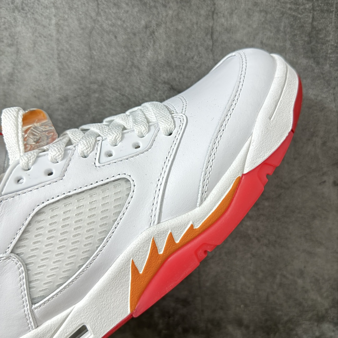图片[6]-【OG纯原版】Air Jordan 5 Retro \”Sunset\” 高帮 复刻日落橙 AJ5 乔丹5代 aj5 乔5 高邦 复刻白红橙 乔丹篮球鞋系列 OG纯原生产线出品 大厂出品 原楦原纸板 外贸出口品质 客供原厂材料开发 高水准工艺打造 极致一眼正品既视感 细节如图所示 鞋款整体以鲜明的白色、日落橙、火焰红及黑色组合，精准还原了鞋迷记忆中的那份活力。鞋面主要以光滑白色皮革构成，搭配半透明网布面板以及带有橙色Jumpman Logo标志的反光3M鞋舌；火焰红色点缀于鞋内衬、后跟Jumpman Logos标识，而中底上的鲨鱼齿日落橙色调不仅赋予了鞋款温暖的视觉效果，更成为了其命名的由来。最后白色中底搭配红色半透明水晶橡胶外底及黑色Jfumpman Logo完善整体设计收尾。 货号：IV5678-102 尺码：40 40.5 41 42 42.5 43 44 44.5 45 46 47.5-选品中心