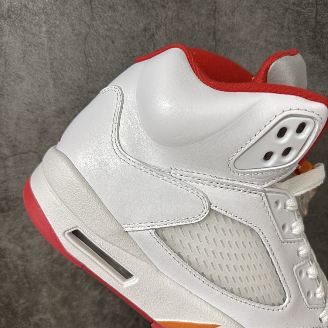 图片[7]-【OG纯原版】Air Jordan 5 Retro \”Sunset\” 高帮 复刻日落橙 AJ5 乔丹5代 aj5 乔5 高邦 复刻白红橙 乔丹篮球鞋系列 OG纯原生产线出品 大厂出品 原楦原纸板 外贸出口品质 客供原厂材料开发 高水准工艺打造 极致一眼正品既视感 细节如图所示 鞋款整体以鲜明的白色、日落橙、火焰红及黑色组合，精准还原了鞋迷记忆中的那份活力。鞋面主要以光滑白色皮革构成，搭配半透明网布面板以及带有橙色Jumpman Logo标志的反光3M鞋舌；火焰红色点缀于鞋内衬、后跟Jumpman Logos标识，而中底上的鲨鱼齿日落橙色调不仅赋予了鞋款温暖的视觉效果，更成为了其命名的由来。最后白色中底搭配红色半透明水晶橡胶外底及黑色Jfumpman Logo完善整体设计收尾。 货号：IV5678-102 尺码：40 40.5 41 42 42.5 43 44 44.5 45 46 47.5-选品中心