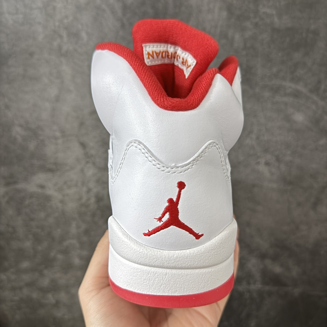 图片[4]-【OG纯原版】Air Jordan 5 Retro \”Sunset\” 高帮 复刻日落橙 AJ5 乔丹5代 aj5 乔5 高邦 复刻白红橙 乔丹篮球鞋系列 OG纯原生产线出品 大厂出品 原楦原纸板 外贸出口品质 客供原厂材料开发 高水准工艺打造 极致一眼正品既视感 细节如图所示 鞋款整体以鲜明的白色、日落橙、火焰红及黑色组合，精准还原了鞋迷记忆中的那份活力。鞋面主要以光滑白色皮革构成，搭配半透明网布面板以及带有橙色Jumpman Logo标志的反光3M鞋舌；火焰红色点缀于鞋内衬、后跟Jumpman Logos标识，而中底上的鲨鱼齿日落橙色调不仅赋予了鞋款温暖的视觉效果，更成为了其命名的由来。最后白色中底搭配红色半透明水晶橡胶外底及黑色Jfumpman Logo完善整体设计收尾。 货号：IV5678-102 尺码：40 40.5 41 42 42.5 43 44 44.5 45 46 47.5-选品中心