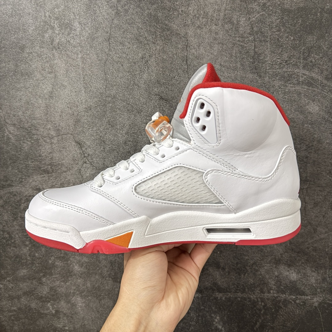 图片[2]-【OG纯原版】Air Jordan 5 Retro \”Sunset\” 高帮 复刻日落橙 AJ5 乔丹5代 aj5 乔5 高邦 复刻白红橙 乔丹篮球鞋系列 OG纯原生产线出品 大厂出品 原楦原纸板 外贸出口品质 客供原厂材料开发 高水准工艺打造 极致一眼正品既视感 细节如图所示 鞋款整体以鲜明的白色、日落橙、火焰红及黑色组合，精准还原了鞋迷记忆中的那份活力。鞋面主要以光滑白色皮革构成，搭配半透明网布面板以及带有橙色Jumpman Logo标志的反光3M鞋舌；火焰红色点缀于鞋内衬、后跟Jumpman Logos标识，而中底上的鲨鱼齿日落橙色调不仅赋予了鞋款温暖的视觉效果，更成为了其命名的由来。最后白色中底搭配红色半透明水晶橡胶外底及黑色Jfumpman Logo完善整体设计收尾。 货号：IV5678-102 尺码：40 40.5 41 42 42.5 43 44 44.5 45 46 47.5-选品中心