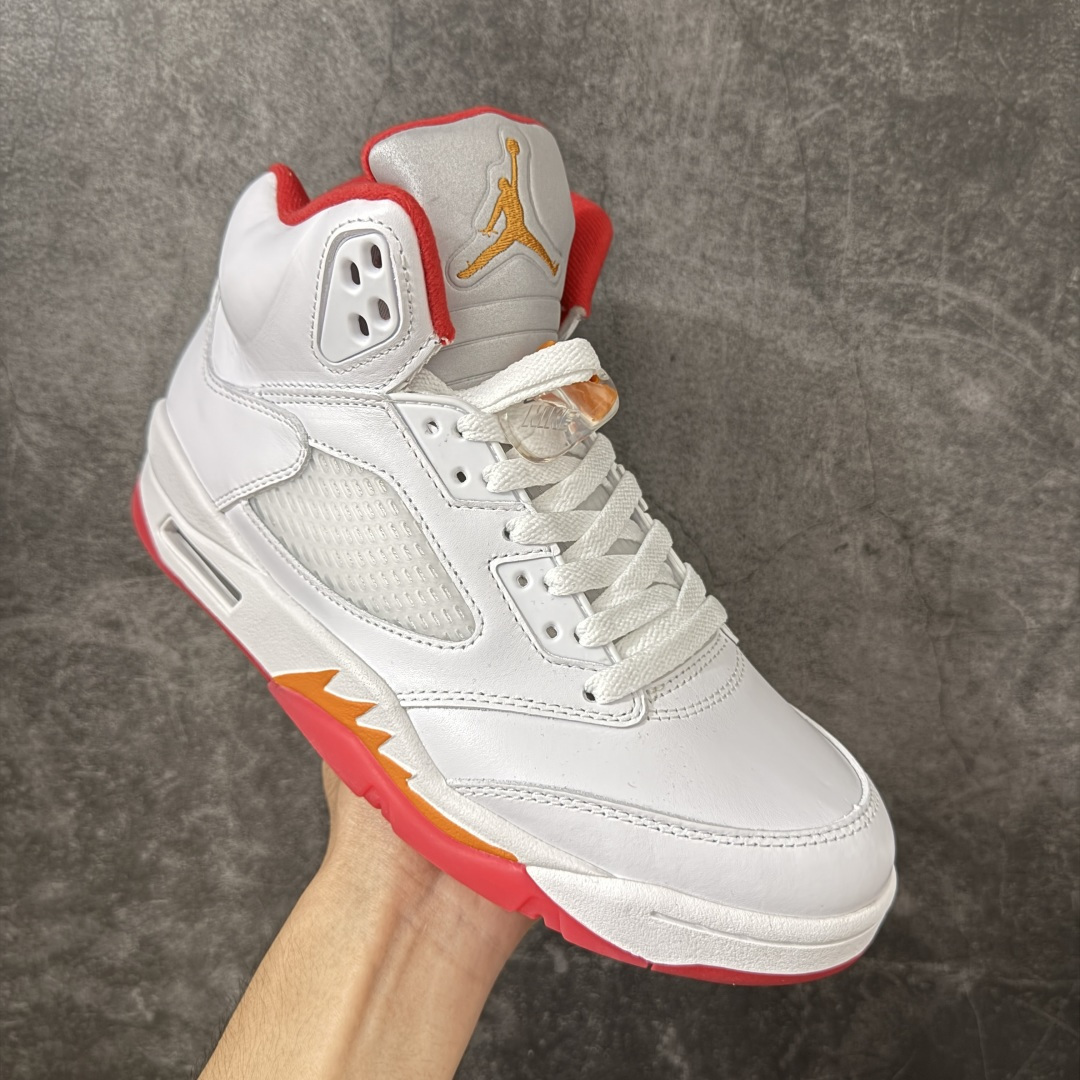 图片[3]-【OG纯原版】Air Jordan 5 Retro \”Sunset\” 高帮 复刻日落橙 AJ5 乔丹5代 aj5 乔5 高邦 复刻白红橙 乔丹篮球鞋系列 OG纯原生产线出品 大厂出品 原楦原纸板 外贸出口品质 客供原厂材料开发 高水准工艺打造 极致一眼正品既视感 细节如图所示 鞋款整体以鲜明的白色、日落橙、火焰红及黑色组合，精准还原了鞋迷记忆中的那份活力。鞋面主要以光滑白色皮革构成，搭配半透明网布面板以及带有橙色Jumpman Logo标志的反光3M鞋舌；火焰红色点缀于鞋内衬、后跟Jumpman Logos标识，而中底上的鲨鱼齿日落橙色调不仅赋予了鞋款温暖的视觉效果，更成为了其命名的由来。最后白色中底搭配红色半透明水晶橡胶外底及黑色Jfumpman Logo完善整体设计收尾。 货号：IV5678-102 尺码：40 40.5 41 42 42.5 43 44 44.5 45 46 47.5-选品中心