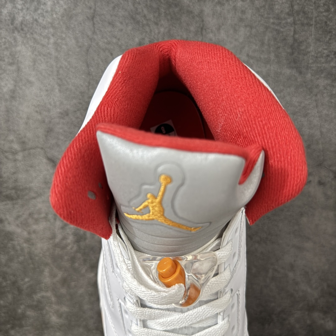 图片[8]-【OG纯原版】Air Jordan 5 Retro \”Sunset\” 高帮 复刻日落橙 AJ5 乔丹5代 aj5 乔5 高邦 复刻白红橙 乔丹篮球鞋系列 OG纯原生产线出品 大厂出品 原楦原纸板 外贸出口品质 客供原厂材料开发 高水准工艺打造 极致一眼正品既视感 细节如图所示 鞋款整体以鲜明的白色、日落橙、火焰红及黑色组合，精准还原了鞋迷记忆中的那份活力。鞋面主要以光滑白色皮革构成，搭配半透明网布面板以及带有橙色Jumpman Logo标志的反光3M鞋舌；火焰红色点缀于鞋内衬、后跟Jumpman Logos标识，而中底上的鲨鱼齿日落橙色调不仅赋予了鞋款温暖的视觉效果，更成为了其命名的由来。最后白色中底搭配红色半透明水晶橡胶外底及黑色Jfumpman Logo完善整体设计收尾。 货号：IV5678-102 尺码：40 40.5 41 42 42.5 43 44 44.5 45 46 47.5-选品中心