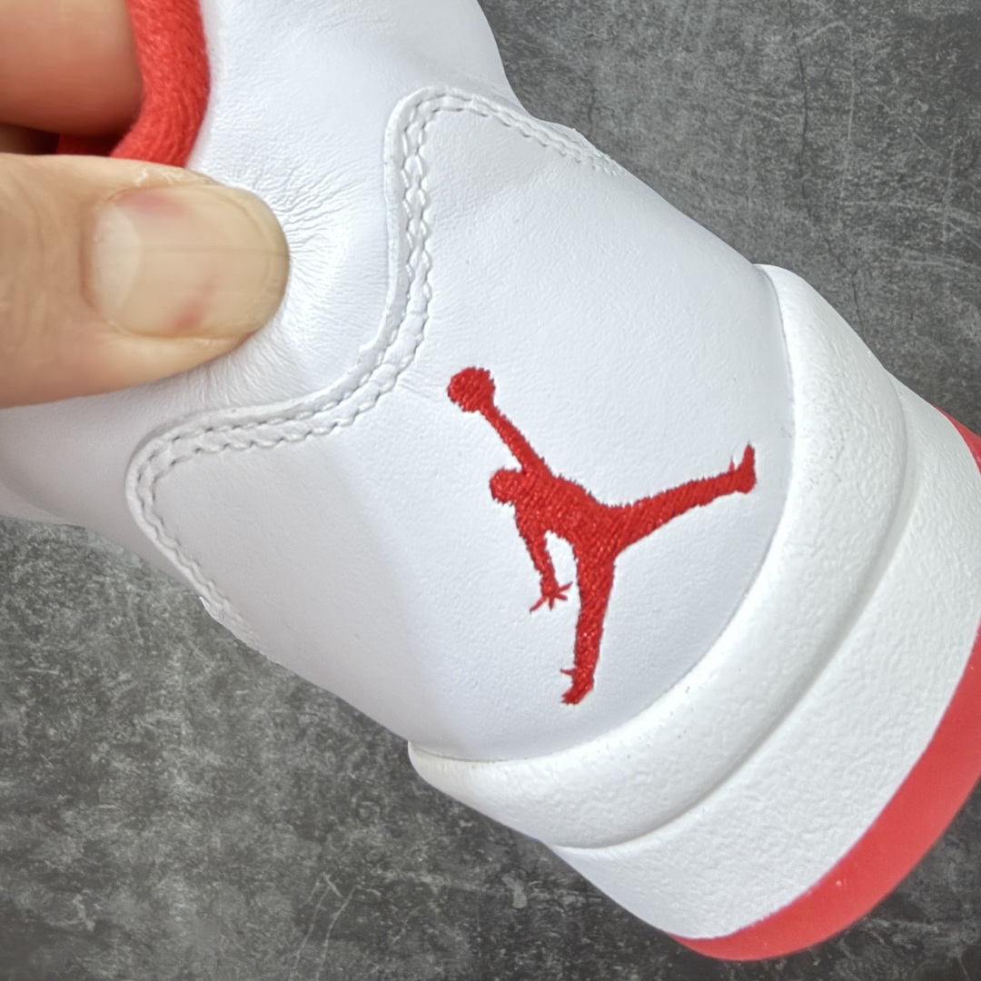 图片[2]-【OG纯原版】Air Jordan 5 Retro \”Sunset\” 高帮 复刻日落橙 AJ5 乔丹5代 aj5 乔5 高邦 复刻白红橙 乔丹篮球鞋系列 OG纯原生产线出品 大厂出品 原楦原纸板 外贸出口品质 客供原厂材料开发 高水准工艺打造 极致一眼正品既视感 细节如图所示 鞋款整体以鲜明的白色、日落橙、火焰红及黑色组合，精准还原了鞋迷记忆中的那份活力。鞋面主要以光滑白色皮革构成，搭配半透明网布面板以及带有橙色Jumpman Logo标志的反光3M鞋舌；火焰红色点缀于鞋内衬、后跟Jumpman Logos标识，而中底上的鲨鱼齿日落橙色调不仅赋予了鞋款温暖的视觉效果，更成为了其命名的由来。最后白色中底搭配红色半透明水晶橡胶外底及黑色Jfumpman Logo完善整体设计收尾。 货号：IV5678-102 尺码：40 40.5 41 42 42.5 43 44 44.5 45 46 47.5-选品中心