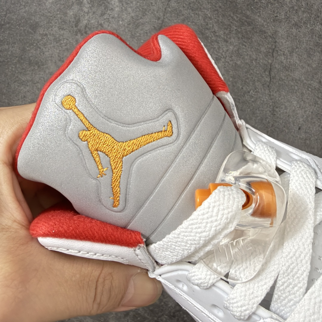 图片[6]-【OG纯原版】Air Jordan 5 Retro \”Sunset\” 高帮 复刻日落橙 AJ5 乔丹5代 aj5 乔5 高邦 复刻白红橙 乔丹篮球鞋系列 OG纯原生产线出品 大厂出品 原楦原纸板 外贸出口品质 客供原厂材料开发 高水准工艺打造 极致一眼正品既视感 细节如图所示 鞋款整体以鲜明的白色、日落橙、火焰红及黑色组合，精准还原了鞋迷记忆中的那份活力。鞋面主要以光滑白色皮革构成，搭配半透明网布面板以及带有橙色Jumpman Logo标志的反光3M鞋舌；火焰红色点缀于鞋内衬、后跟Jumpman Logos标识，而中底上的鲨鱼齿日落橙色调不仅赋予了鞋款温暖的视觉效果，更成为了其命名的由来。最后白色中底搭配红色半透明水晶橡胶外底及黑色Jfumpman Logo完善整体设计收尾。 货号：IV5678-102 尺码：40 40.5 41 42 42.5 43 44 44.5 45 46 47.5-选品中心