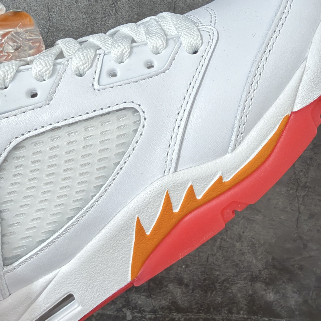 图片[4]-【OG纯原版】Air Jordan 5 Retro \”Sunset\” 高帮 复刻日落橙 AJ5 乔丹5代 aj5 乔5 高邦 复刻白红橙 乔丹篮球鞋系列 OG纯原生产线出品 大厂出品 原楦原纸板 外贸出口品质 客供原厂材料开发 高水准工艺打造 极致一眼正品既视感 细节如图所示 鞋款整体以鲜明的白色、日落橙、火焰红及黑色组合，精准还原了鞋迷记忆中的那份活力。鞋面主要以光滑白色皮革构成，搭配半透明网布面板以及带有橙色Jumpman Logo标志的反光3M鞋舌；火焰红色点缀于鞋内衬、后跟Jumpman Logos标识，而中底上的鲨鱼齿日落橙色调不仅赋予了鞋款温暖的视觉效果，更成为了其命名的由来。最后白色中底搭配红色半透明水晶橡胶外底及黑色Jfumpman Logo完善整体设计收尾。 货号：IV5678-102 尺码：40 40.5 41 42 42.5 43 44 44.5 45 46 47.5-选品中心