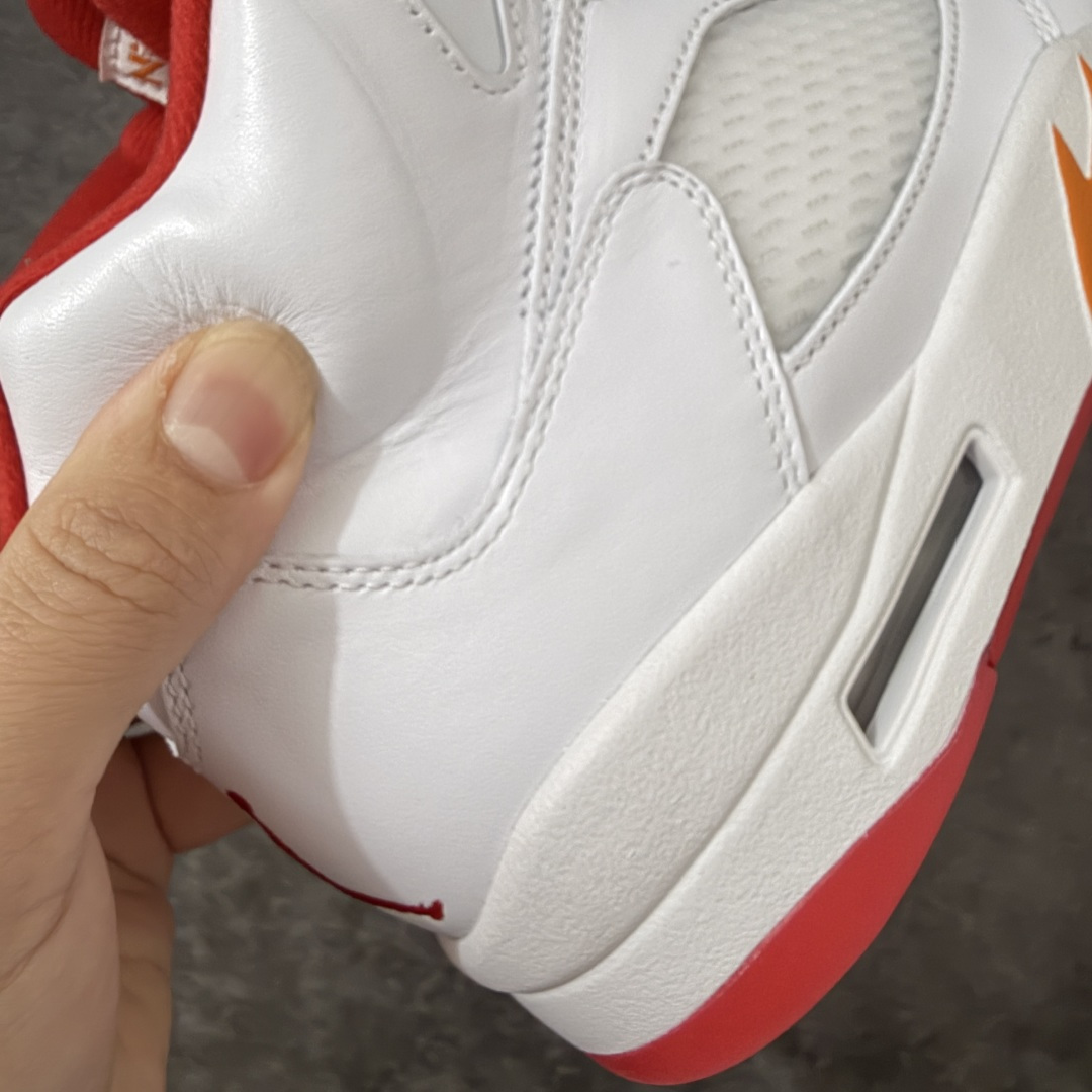 图片[3]-【OG纯原版】Air Jordan 5 Retro \”Sunset\” 高帮 复刻日落橙 AJ5 乔丹5代 aj5 乔5 高邦 复刻白红橙 乔丹篮球鞋系列 OG纯原生产线出品 大厂出品 原楦原纸板 外贸出口品质 客供原厂材料开发 高水准工艺打造 极致一眼正品既视感 细节如图所示 鞋款整体以鲜明的白色、日落橙、火焰红及黑色组合，精准还原了鞋迷记忆中的那份活力。鞋面主要以光滑白色皮革构成，搭配半透明网布面板以及带有橙色Jumpman Logo标志的反光3M鞋舌；火焰红色点缀于鞋内衬、后跟Jumpman Logos标识，而中底上的鲨鱼齿日落橙色调不仅赋予了鞋款温暖的视觉效果，更成为了其命名的由来。最后白色中底搭配红色半透明水晶橡胶外底及黑色Jfumpman Logo完善整体设计收尾。 货号：IV5678-102 尺码：40 40.5 41 42 42.5 43 44 44.5 45 46 47.5-选品中心