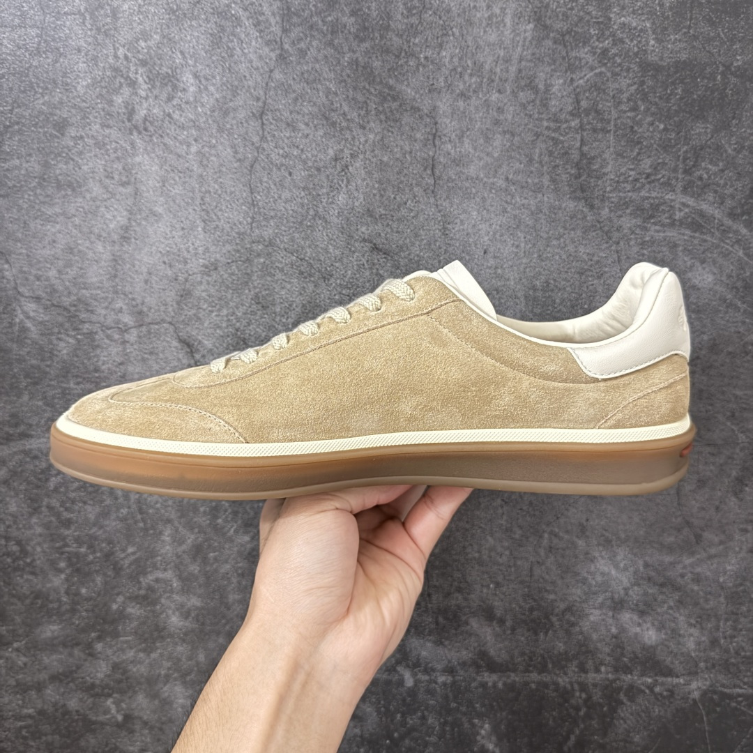 图片[2]-【佛山超A版】Loro Piana LP Tennis Walk Low 生活系列低帮复古百搭德训风休闲运动板鞋 意大利顶级奢侈品牌·诺悠翩雅 这款新款绒面革网球鞋采用超低帮设计 适合全年穿着 并具有防水性能 包边鞋底营造轻松迷人的色彩组合 将功能性与低调个性风格和谐融合 打造都市着装的理想鞋履选择 鞋跟处饰以Kummel色嵌片 柔软小牛皮鞋舌 压印LP徽标 棉质鞋带材质 鞋面：牛剖层绒面革 鞋底：橡胶 衬里：牛皮革 尺码：35 36 37 38 39 40 41 42 43 44 45-选品中心