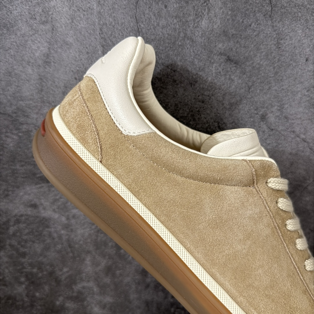 图片[7]-【佛山超A版】Loro Piana LP Tennis Walk Low 生活系列低帮复古百搭德训风休闲运动板鞋 意大利顶级奢侈品牌·诺悠翩雅 这款新款绒面革网球鞋采用超低帮设计 适合全年穿着 并具有防水性能 包边鞋底营造轻松迷人的色彩组合 将功能性与低调个性风格和谐融合 打造都市着装的理想鞋履选择 鞋跟处饰以Kummel色嵌片 柔软小牛皮鞋舌 压印LP徽标 棉质鞋带材质 鞋面：牛剖层绒面革 鞋底：橡胶 衬里：牛皮革 尺码：35 36 37 38 39 40 41 42 43 44 45-选品中心