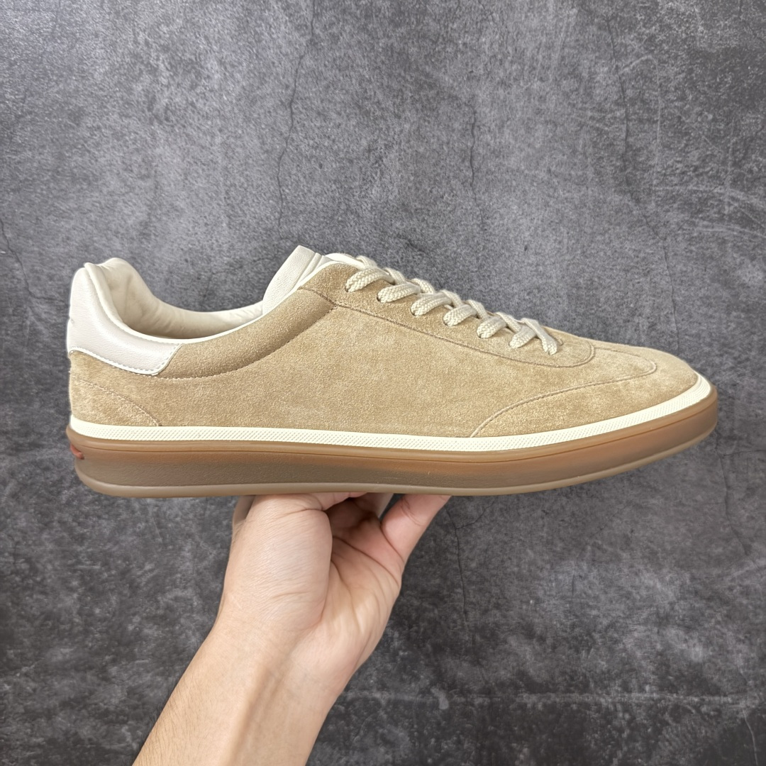 【佛山超A版】Loro Piana LP Tennis Walk Low 生活系列低帮复古百搭德训风休闲运动板鞋 意大利顶级奢侈品牌·诺悠翩雅 这款新款绒面革网球鞋采用超低帮设计 适合全年穿着 并具有防水性能 包边鞋底营造轻松迷人的色彩组合 将功能性与低调个性风格和谐融合 打造都市着装的理想鞋履选择 鞋跟处饰以Kummel色嵌片 柔软小牛皮鞋舌 压印LP徽标 棉质鞋带材质 鞋面:牛剖层绒面革 鞋底:橡胶 衬里:牛皮革 尺码:35 36 37 38 39 40 41 42 43 44 45-选品中心