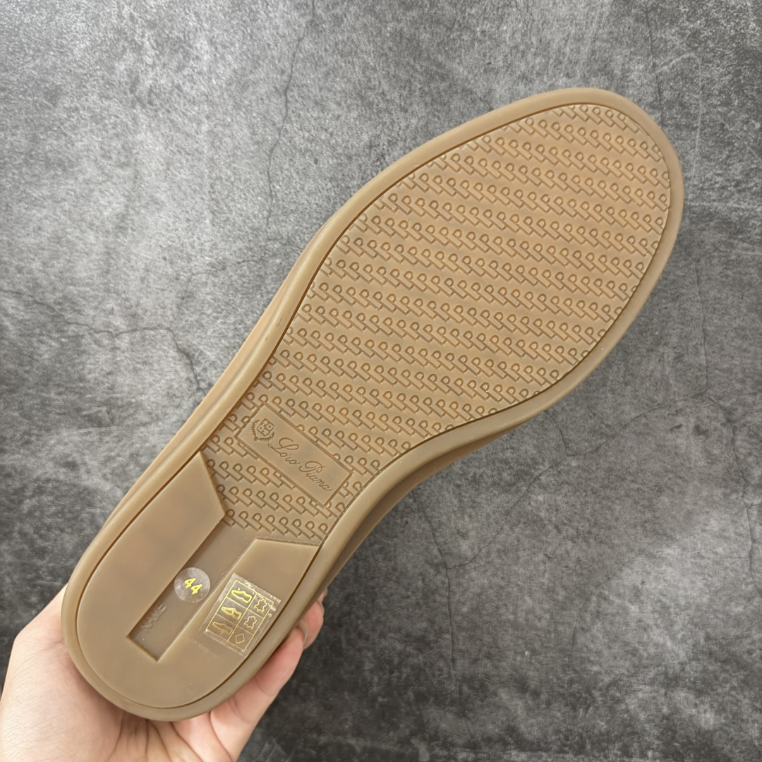 图片[9]-【佛山超A版】Loro Piana LP Tennis Walk Low 生活系列低帮复古百搭德训风休闲运动板鞋 意大利顶级奢侈品牌·诺悠翩雅 这款新款绒面革网球鞋采用超低帮设计 适合全年穿着 并具有防水性能 包边鞋底营造轻松迷人的色彩组合 将功能性与低调个性风格和谐融合 打造都市着装的理想鞋履选择 鞋跟处饰以Kummel色嵌片 柔软小牛皮鞋舌 压印LP徽标 棉质鞋带材质 鞋面：牛剖层绒面革 鞋底：橡胶 衬里：牛皮革 尺码：35 36 37 38 39 40 41 42 43 44 45-选品中心