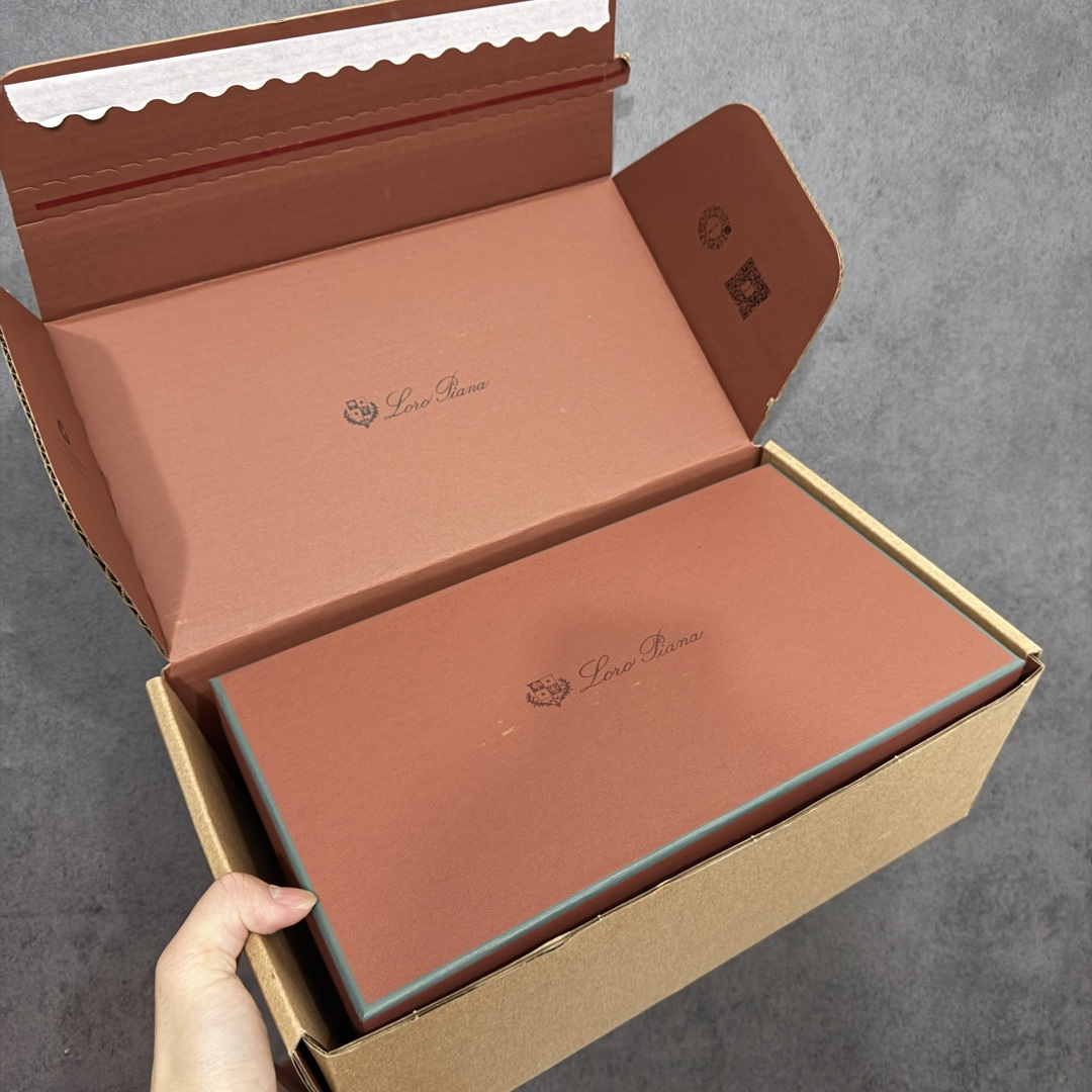 图片[13]-【佛山超A版】Loro Piana LP Tennis Walk Low 生活系列低帮复古百搭德训风休闲运动板鞋 意大利顶级奢侈品牌·诺悠翩雅 这款新款绒面革网球鞋采用超低帮设计 适合全年穿着 并具有防水性能 包边鞋底营造轻松迷人的色彩组合 将功能性与低调个性风格和谐融合 打造都市着装的理想鞋履选择 鞋跟处饰以Kummel色嵌片 柔软小牛皮鞋舌 压印LP徽标 棉质鞋带材质 鞋面：牛剖层绒面革 鞋底：橡胶 衬里：牛皮革 尺码：35 36 37 38 39 40 41 42 43 44 45-选品中心