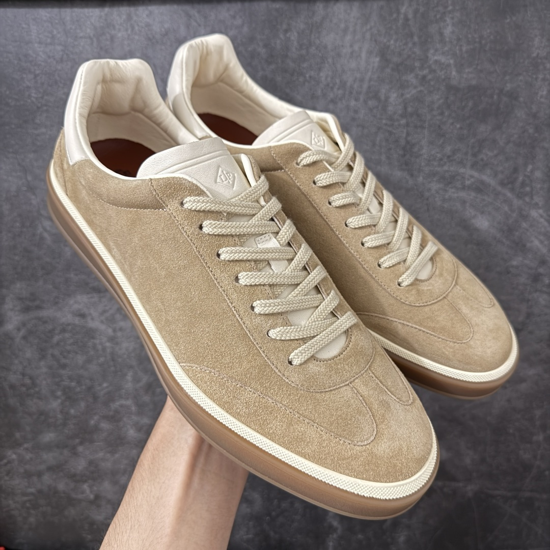 【佛山超A版】Loro Piana LP Tennis Walk Low 生活系列低帮复古百搭德训风休闲运动板鞋 意大利顶级奢侈品牌·诺悠翩雅 这款新款绒面革网球鞋采用超低帮设计 适合全年穿着 并具有防水性能 包边鞋底营造轻松迷人的色彩组合 将功能性与低调个性风格和谐融合 打造都市着装的理想鞋履选择 鞋跟处饰以Kummel色嵌片 柔软小牛皮鞋舌 压印LP徽标 棉质鞋带材质 鞋面：牛剖层绒面革 鞋底：橡胶 衬里：牛皮革 尺码：35 36 37 38 39 40 41 42 43 44 45-选品中心