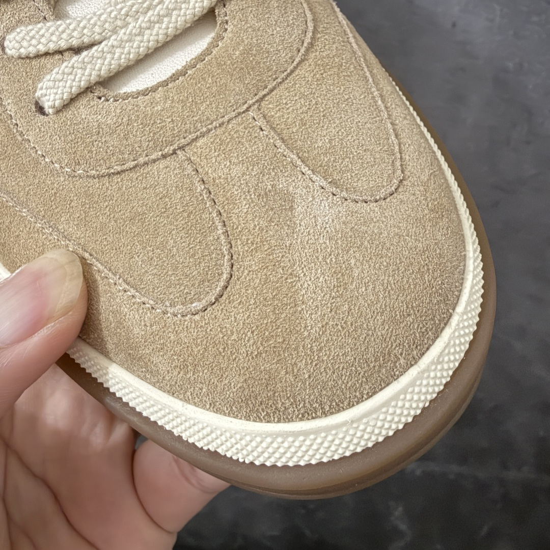 图片[5]-【佛山超A版】Loro Piana LP Tennis Walk Low 生活系列低帮复古百搭德训风休闲运动板鞋 意大利顶级奢侈品牌·诺悠翩雅 这款新款绒面革网球鞋采用超低帮设计 适合全年穿着 并具有防水性能 包边鞋底营造轻松迷人的色彩组合 将功能性与低调个性风格和谐融合 打造都市着装的理想鞋履选择 鞋跟处饰以Kummel色嵌片 柔软小牛皮鞋舌 压印LP徽标 棉质鞋带材质 鞋面：牛剖层绒面革 鞋底：橡胶 衬里：牛皮革 尺码：35 36 37 38 39 40 41 42 43 44 45-选品中心