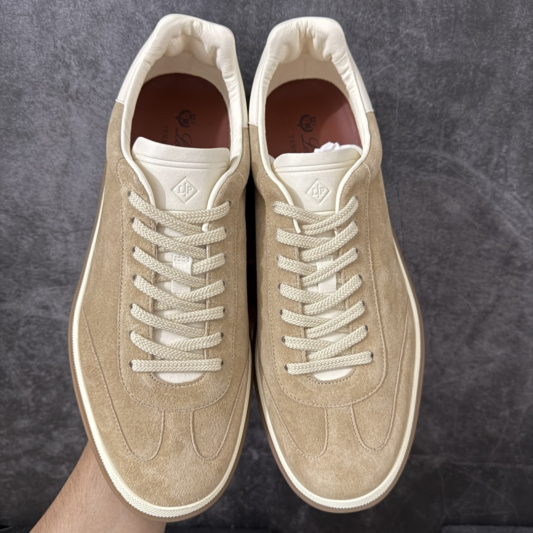 图片[2]-【佛山超A版】Loro Piana LP Tennis Walk Low 生活系列低帮复古百搭德训风休闲运动板鞋 意大利顶级奢侈品牌·诺悠翩雅 这款新款绒面革网球鞋采用超低帮设计 适合全年穿着 并具有防水性能 包边鞋底营造轻松迷人的色彩组合 将功能性与低调个性风格和谐融合 打造都市着装的理想鞋履选择 鞋跟处饰以Kummel色嵌片 柔软小牛皮鞋舌 压印LP徽标 棉质鞋带材质 鞋面：牛剖层绒面革 鞋底：橡胶 衬里：牛皮革 尺码：35 36 37 38 39 40 41 42 43 44 45-选品中心