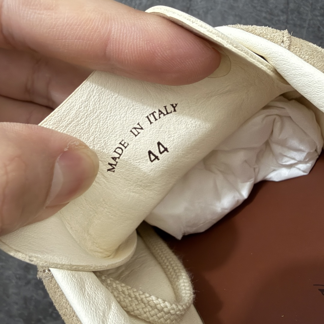 图片[7]-【佛山超A版】Loro Piana LP Tennis Walk Low 生活系列低帮复古百搭德训风休闲运动板鞋 意大利顶级奢侈品牌·诺悠翩雅 这款新款绒面革网球鞋采用超低帮设计 适合全年穿着 并具有防水性能 包边鞋底营造轻松迷人的色彩组合 将功能性与低调个性风格和谐融合 打造都市着装的理想鞋履选择 鞋跟处饰以Kummel色嵌片 柔软小牛皮鞋舌 压印LP徽标 棉质鞋带材质 鞋面：牛剖层绒面革 鞋底：橡胶 衬里：牛皮革 尺码：35 36 37 38 39 40 41 42 43 44 45-选品中心