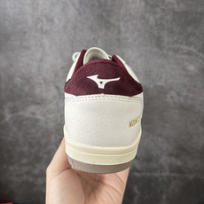 美津浓 Mizuno CT CLUB 减震耐磨 低帮跑步鞋 实现缓震与回弹的平衡。U4IC 中底材质兼顾轻量、软弹与耐用 美津浓 Mizuno CT CLUB 减震耐磨 低帮跑步鞋 实现缓震与回弹的平衡。U4IC 中底材质兼顾轻量、软弹与耐用