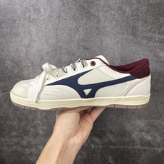 美津浓 Mizuno CT CLUB 减震耐磨 低帮跑步鞋 实现缓震与回弹的平衡。U4IC 中底材质兼顾轻量、软弹与耐用 美津浓 Mizuno CT CLUB 减震耐磨 低帮跑步鞋 实现缓震与回弹的平衡。U4IC 中底材质兼顾轻量、软弹与耐用