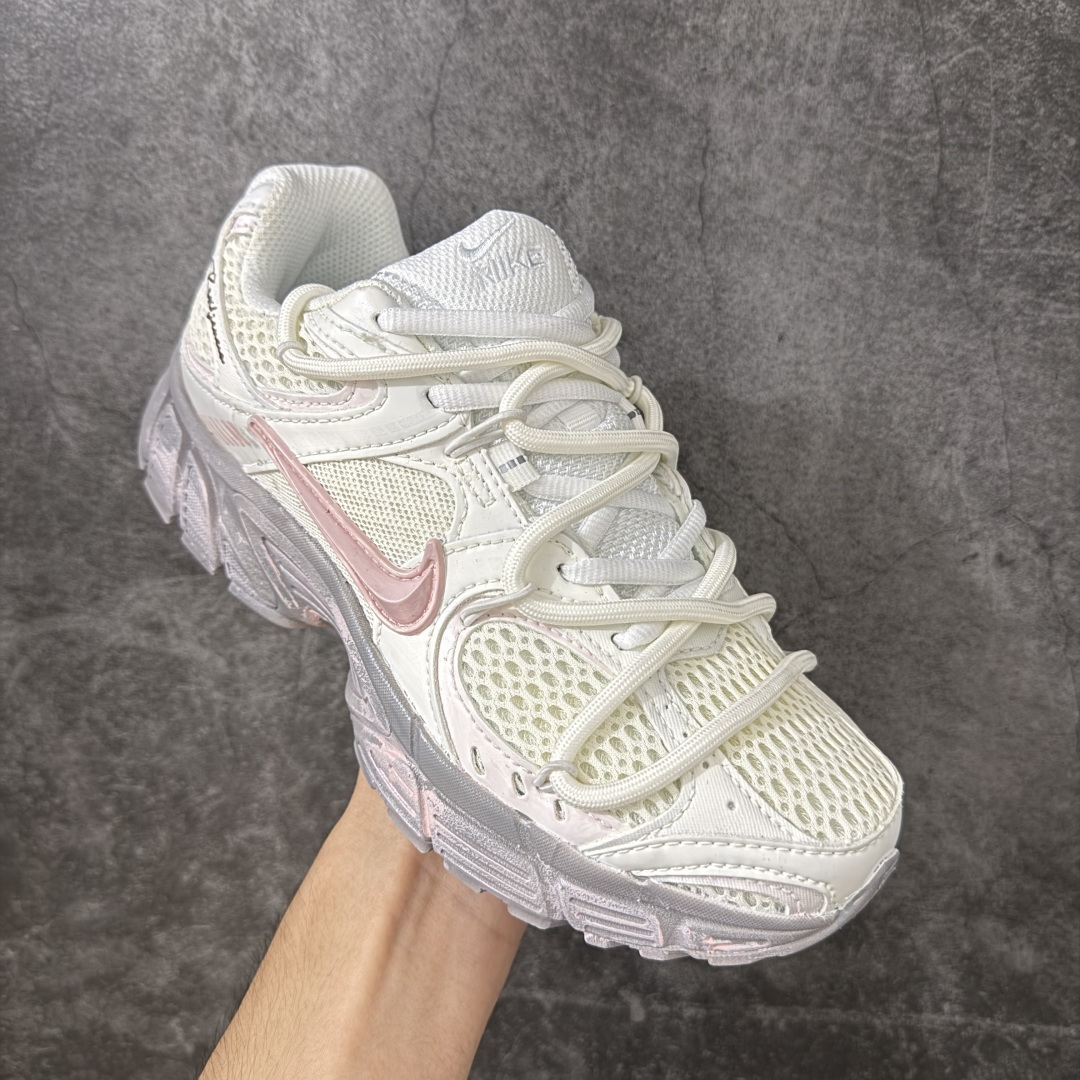 Nike V5 RNR 复古做旧 解构绑带 舒适百搭防滑耐磨 低帮跑步鞋 舒适有型适合日常穿着 该鞋款延续千禧年经典设计 Nike V5 RNR 复古做旧 解构绑带 舒适百搭防滑耐磨 低帮跑步鞋 舒适有型适合日常穿着 该鞋款延续千禧年经典设计