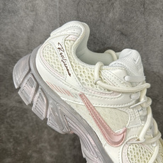 Nike V5 RNR 复古做旧 解构绑带 舒适百搭防滑耐磨 低帮跑步鞋 舒适有型适合日常穿着 该鞋款延续千禧年经典设计 Nike V5 RNR 复古做旧 解构绑带 舒适百搭防滑耐磨 低帮跑步鞋 舒适有型适合日常穿着 该鞋款延续千禧年经典设计