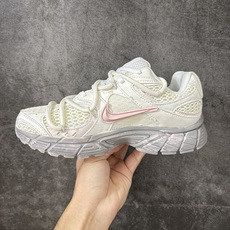 Nike V5 RNR 复古做旧 解构绑带 舒适百搭防滑耐磨 低帮跑步鞋 舒适有型适合日常穿着 该鞋款延续千禧年经典设计 Nike V5 RNR 复古做旧 解构绑带 舒适百搭防滑耐磨 低帮跑步鞋 舒适有型适合日常穿着 该鞋款延续千禧年经典设计