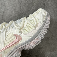 Nike V5 RNR 复古做旧 解构绑带 舒适百搭防滑耐磨 低帮跑步鞋 舒适有型适合日常穿着 该鞋款延续千禧年经典设计 Nike V5 RNR 复古做旧 解构绑带 舒适百搭防滑耐磨 低帮跑步鞋 舒适有型适合日常穿着 该鞋款延续千禧年经典设计