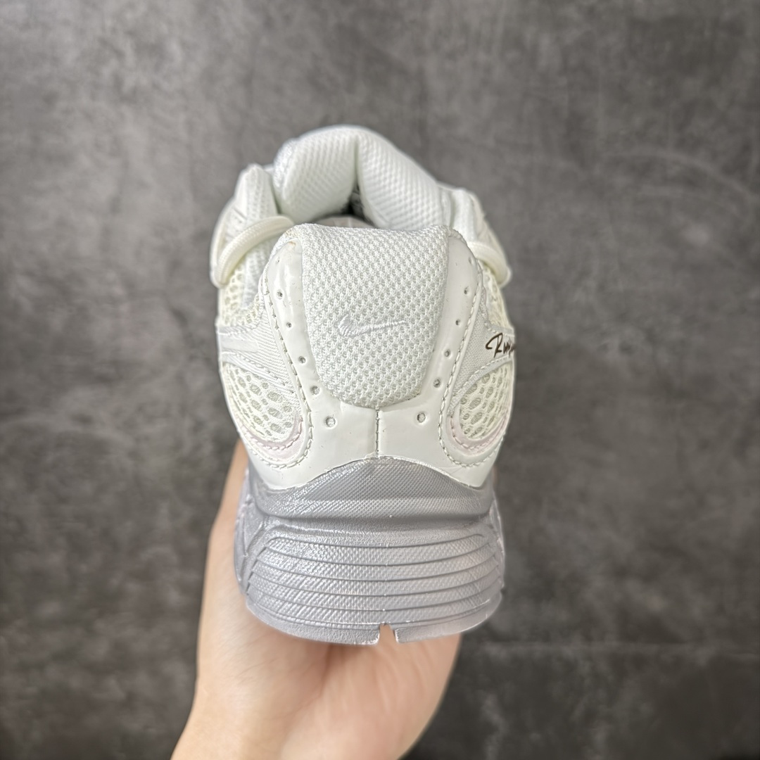 Nike V5 RNR 复古做旧 解构绑带 舒适百搭防滑耐磨 低帮跑步鞋 舒适有型适合日常穿着 该鞋款延续千禧年经典设计 Nike V5 RNR 复古做旧 解构绑带 舒适百搭防滑耐磨 低帮跑步鞋 舒适有型适合日常穿着 该鞋款延续千禧年经典设计