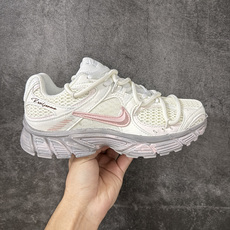 Nike V5 RNR 复古做旧 解构绑带 舒适百搭防滑耐磨 低帮跑步鞋 舒适有型适合日常穿着 该鞋款延续千禧年经典设计 Nike V5 RNR 复古做旧 解构绑带 舒适百搭防滑耐磨 低帮跑步鞋 舒适有型适合日常穿着 该鞋款延续千禧年经典设计