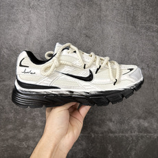 NIKE INITIATOR 创始者系列复古休闲运动舒适跑鞋 此款为人工手绘定制图案 原版基于Nike Initiato NIKE INITIATOR 创始者系列复古休闲运动舒适跑鞋 此款为人工手绘定制图案 原版基于Nike Initiato