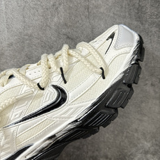NIKE INITIATOR 创始者系列复古休闲运动舒适跑鞋 此款为人工手绘定制图案 原版基于Nike Initiato NIKE INITIATOR 创始者系列复古休闲运动舒适跑鞋 此款为人工手绘定制图案 原版基于Nike Initiato