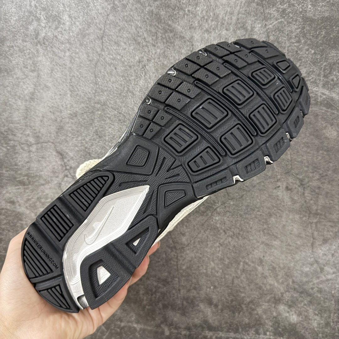 NIKE INITIATOR 创始者系列复古休闲运动舒适跑鞋 此款为人工手绘定制图案 原版基于Nike Initiato NIKE INITIATOR 创始者系列复古休闲运动舒适跑鞋 此款为人工手绘定制图案 原版基于Nike Initiato