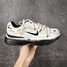 NIKE INITIATOR 创始者系列复古休闲运动舒适跑鞋 此款为人工手绘定制图案 原版基于Nike Initiato NIKE INITIATOR 创始者系列复古休闲运动舒适跑鞋 此款为人工手绘定制图案 原版基于Nike Initiato