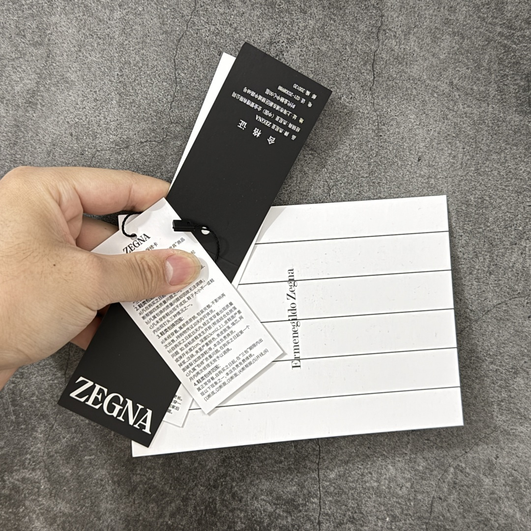 Zegna Triple Stitch 杰尼亚皮革 圆头平底 低帮低帮运动鞋 休闲板鞋 摔花纹荔枝牛皮制成，饰以丰富的工