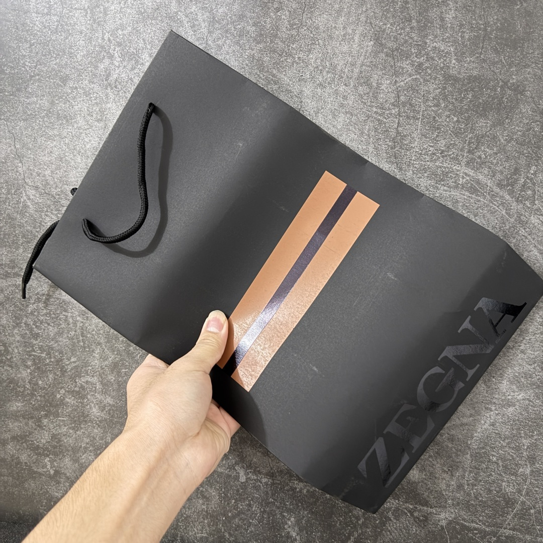 Zegna Triple Stitch 杰尼亚皮革 圆头平底 低帮低帮运动鞋 休闲板鞋 摔花纹荔枝牛皮制成，饰以丰富的工