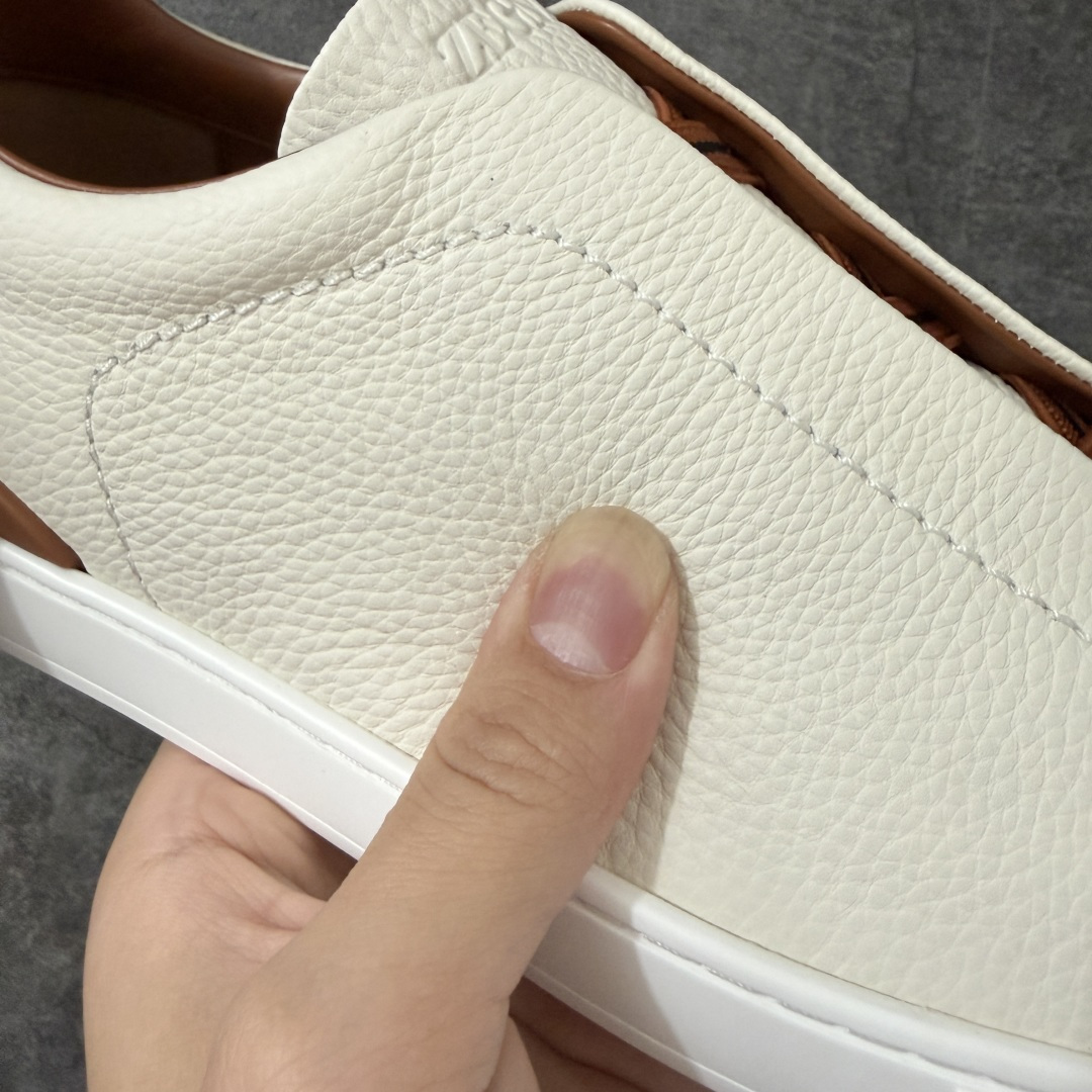 Zegna Triple Stitch 杰尼亚皮革 圆头平底 低帮低帮运动鞋 休闲板鞋 摔花纹荔枝牛皮制成，饰以丰富的工