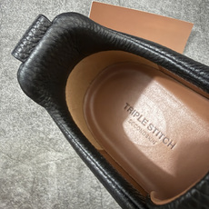 Zegna Triple Stitch 杰尼亚皮革 圆头平底 低帮低帮运动鞋 休闲板鞋 摔花纹荔枝牛皮制成,饰以丰富的工 Zegna Triple Stitch 杰尼亚皮革 圆头平底 低帮低帮运动鞋 休闲板鞋 摔花纹荔枝牛皮制成,饰以丰富的工