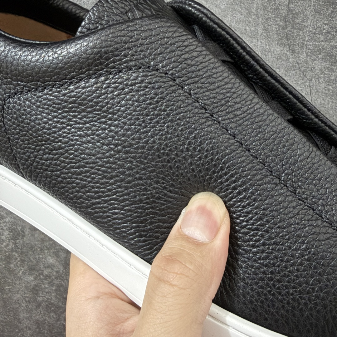 Zegna Triple Stitch 杰尼亚皮革 圆头平底 低帮低帮运动鞋 休闲板鞋 摔花纹荔枝牛皮制成,饰以丰富的工 Zegna Triple Stitch 杰尼亚皮革 圆头平底 低帮低帮运动鞋 休闲板鞋 摔花纹荔枝牛皮制成,饰以丰富的工