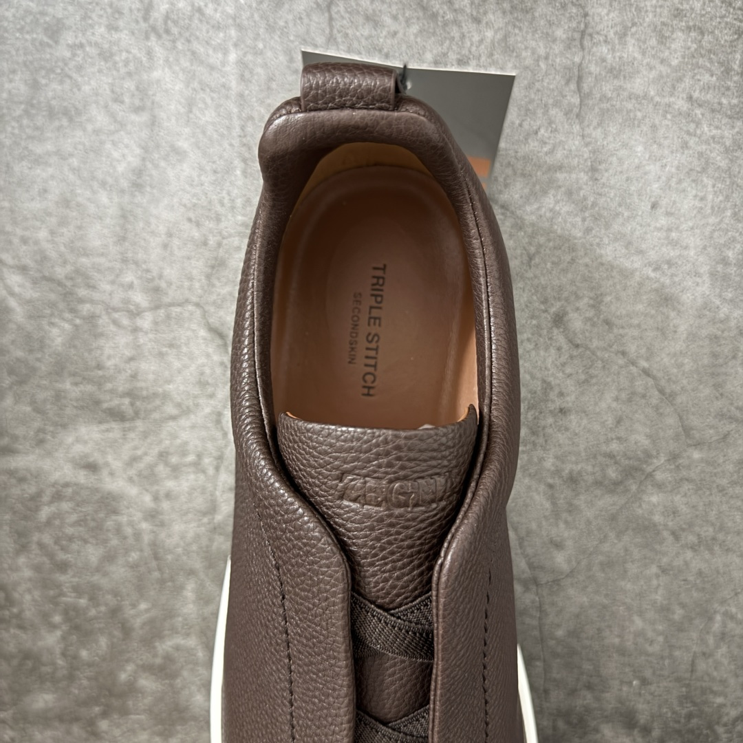 Zegna Triple Stitch 杰尼亚皮革 圆头平底 低帮低帮运动鞋 休闲板鞋 摔花纹荔枝牛皮制成，饰以丰富的工