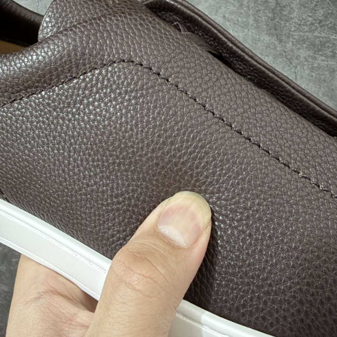 Zegna Triple Stitch 杰尼亚皮革 圆头平底 低帮低帮运动鞋 休闲板鞋 摔花纹荔枝牛皮制成,饰以丰富的工 Zegna Triple Stitch 杰尼亚皮革 圆头平底 低帮低帮运动鞋 休闲板鞋 摔花纹荔枝牛皮制成,饰以丰富的工
