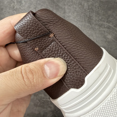 Zegna Triple Stitch 杰尼亚皮革 圆头平底 低帮低帮运动鞋 休闲板鞋 摔花纹荔枝牛皮制成,饰以丰富的工 Zegna Triple Stitch 杰尼亚皮革 圆头平底 低帮低帮运动鞋 休闲板鞋 摔花纹荔枝牛皮制成,饰以丰富的工
