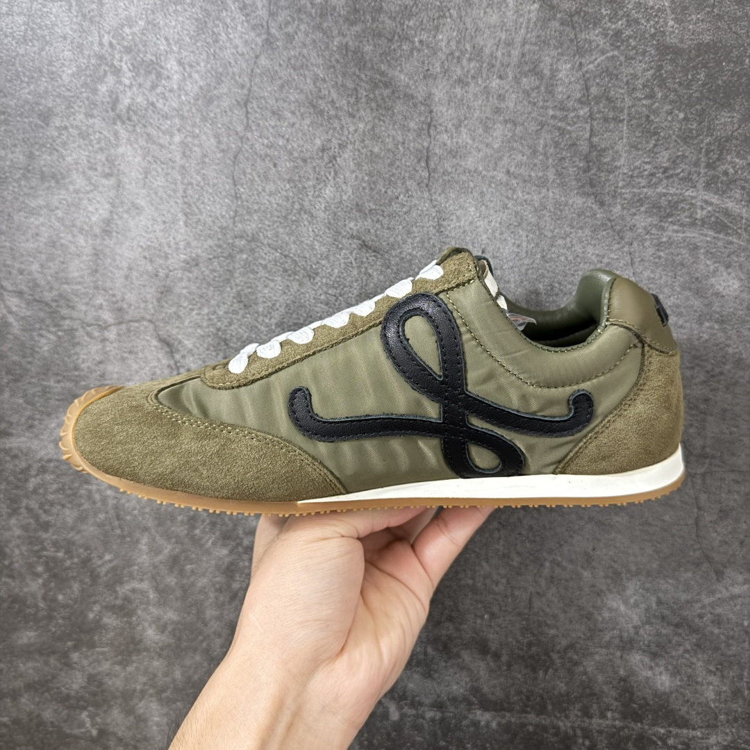 罗意威LOEWE 2025 | Ballet Runner2.0 新款芭蕾舞鞋 超级棒 不对称鞋头造型,作为LOEWE的 罗意威LOEWE 2025 | Ballet Runner2.0 新款芭蕾舞鞋 超级棒 不对称鞋头造型,作为LOEWE的