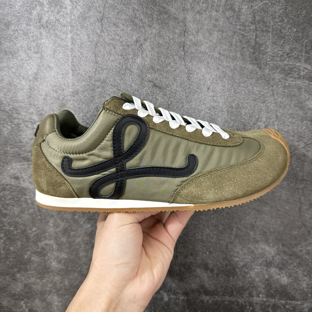 罗意威LOEWE 2025 | Ballet Runner2.0 新款芭蕾舞鞋 超级棒 不对称鞋头造型，作为LOEWE的