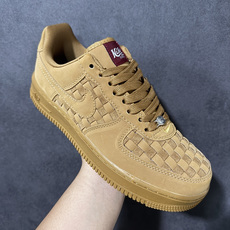 Nk Air Force 1 Low 编织小麦 空军一号低帮编织款板鞋 鞋面采用皮革搭配立体编织方块工艺,质感层次丰富。 Nk Air Force 1 Low 编织小麦 空军一号低帮编织款板鞋 鞋面采用皮革搭配立体编织方块工艺,质感层次丰富。
