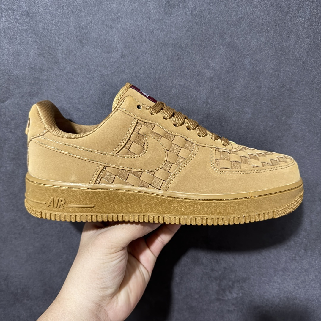 Nk Air Force 1 Low 编织小麦 空军一号低帮编织款板鞋 鞋面采用皮革搭配立体编织方块工艺，质感层次丰富。